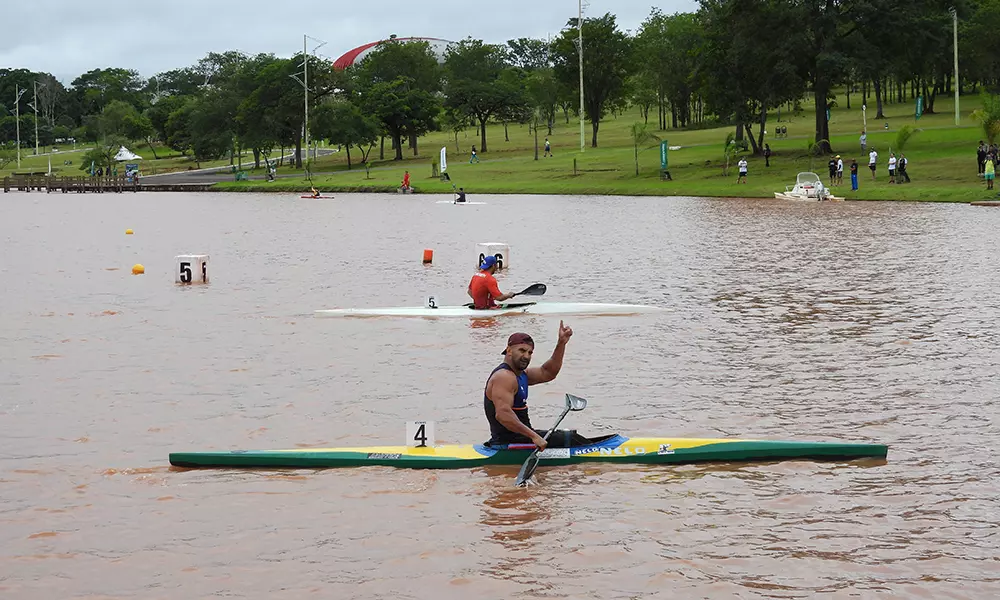 Na imagem, Fernando Rufino comemorando mais uma conquista na paracanoagem.