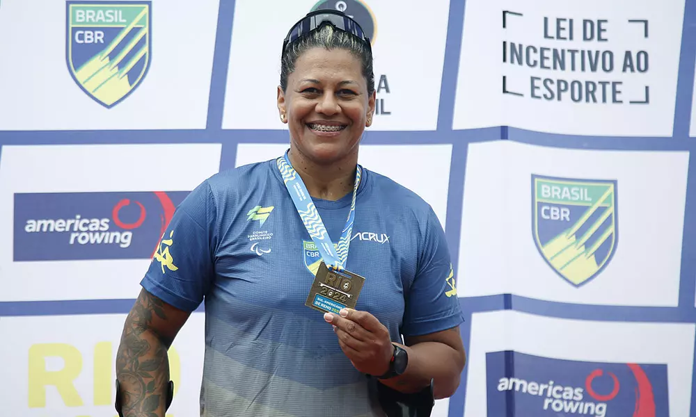 Na imagem, Cláudia Santos, remadora do Brasil que garantiu a primeira conquista no Sul-Americano de Remo.