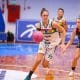 Na imagem, a ala/pivô Iza Sangalli, do Sampaio Basquete, conduzindo a bola para o ataque.
