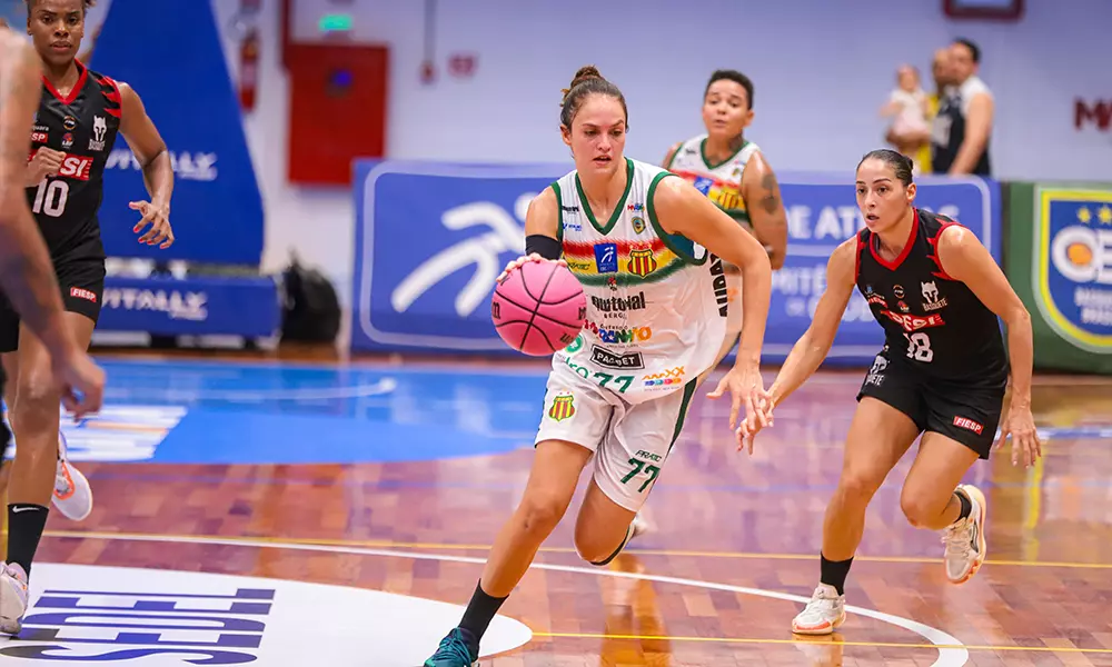 Na imagem, a ala/pivô Iza Sangalli, do Sampaio Basquete, conduzindo a bola para o ataque.