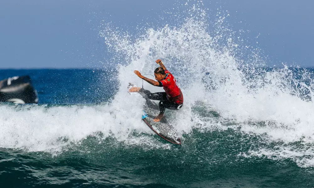 Samuel Pupo em ação na etapa de Bells Beach da WSL; Caio Ibelli e Yago Dora também perderam