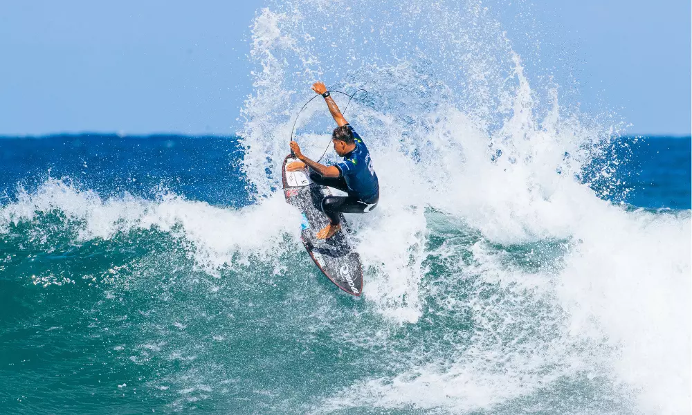 Samuel Pupo faz manobra na etapa de Bells Beach da WSL (Aaron Hughes/WSL)