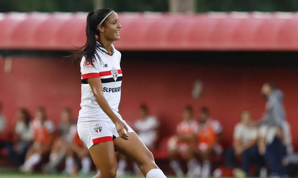 Na imagem, Vi Amaral, que estreou no time profissional do São Paulo.
