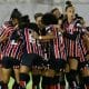 Na imagem, jogadoras do São Paulo comemorando o primeiro gol no Brasileirão Feminino 2024.