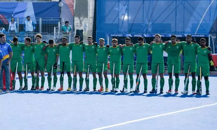 Na imagem, Seleção Brasileira masculina de Hóquei sobre a grama perfilada para o Hino Nacional.
