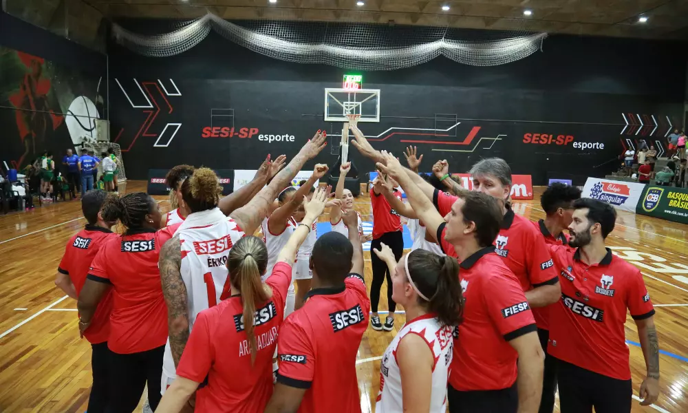 Jogadoras e comissão do Sesi Araraquara comemora vitória na LBF