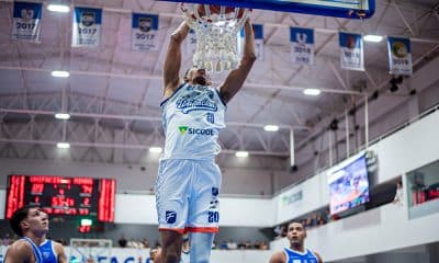Na imagem, Rafael Rachel, da Unifacisa, enterrando a bola na cesta.