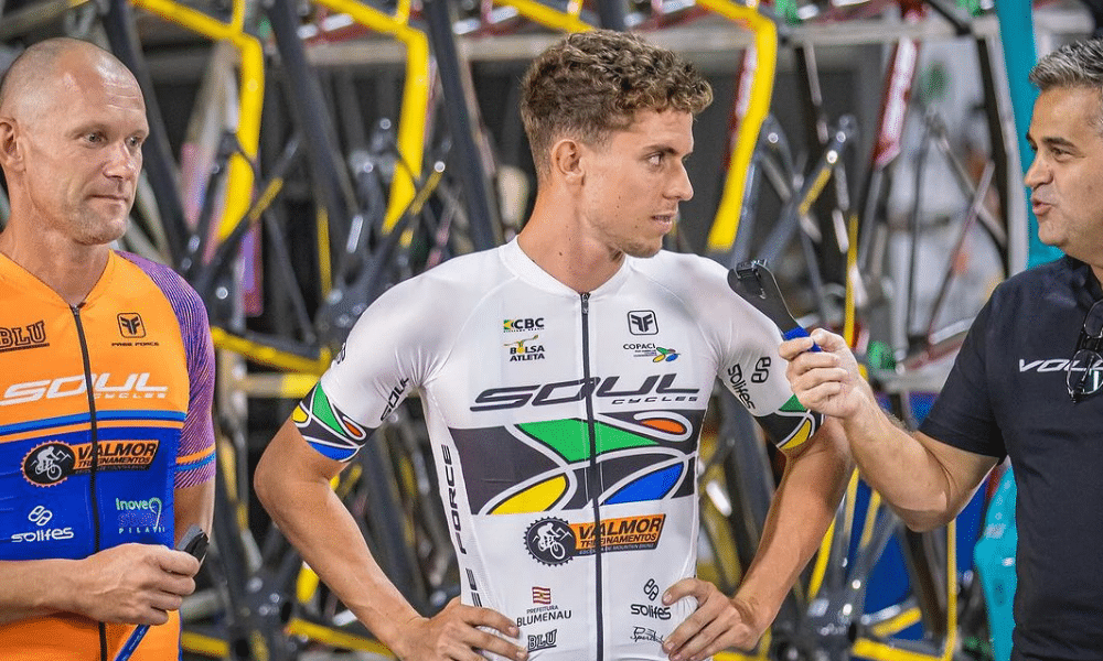 Vinicius Howe dá entrevista antes de prova na Bélgica de ciclismo estrada