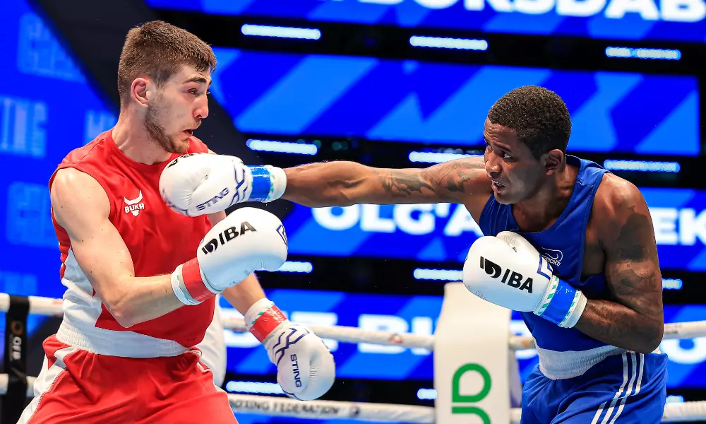 Wanderson de Oliveira, o Shuga, golpeia adversário no Pré-Olímpico de boxe