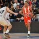 Na imagem, Yago dos Santos conduzindo o Estrela Vermelha para o ataque Euroliga de basquete masculino