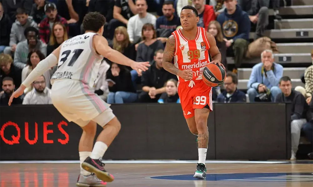 Na imagem, Yago dos Santos conduzindo o Estrela Vermelha para o ataque Euroliga de basquete masculino