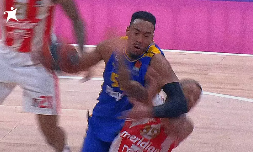 Yago sofrendo cotovelada em partida da Euroliga de basquete