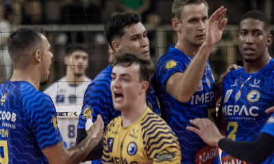 Jogadores do Araguari comemoram ponto contra o MOC América na Superliga Masculina