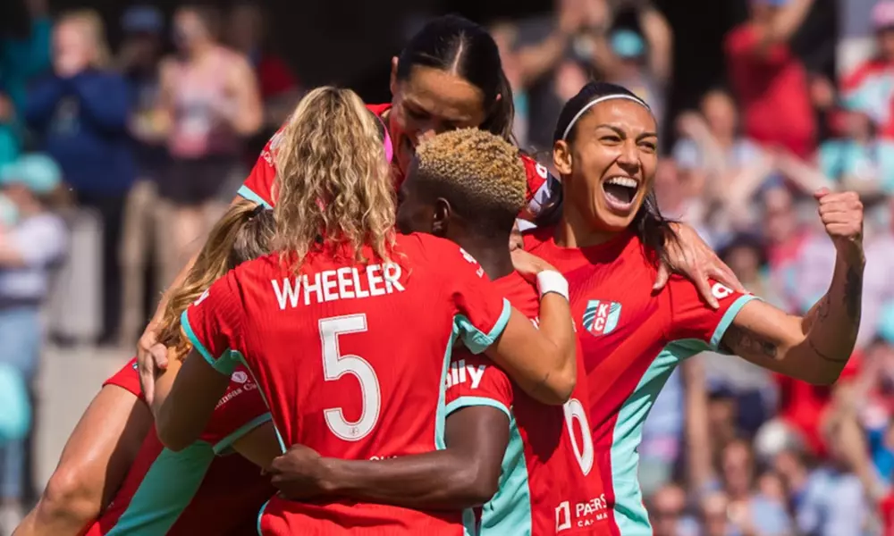 Bia Zaneratto e jogadoras do KC Current comemoram vitória na NWSL