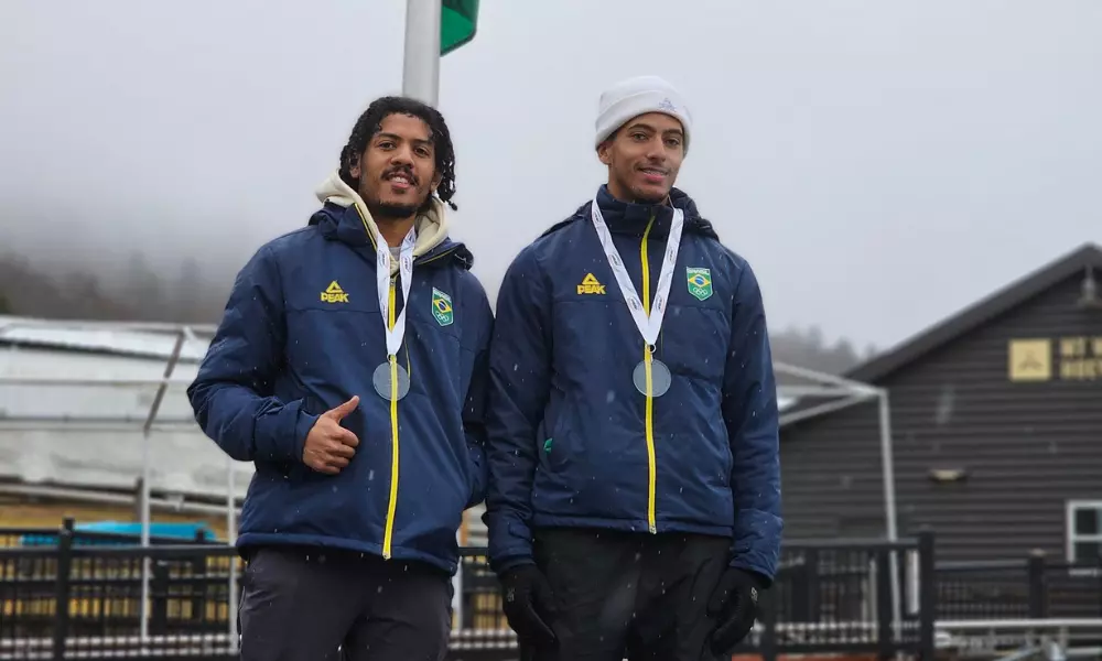 Gustavo Ferreira e Onias Mirbel com a medalha de prata no peito