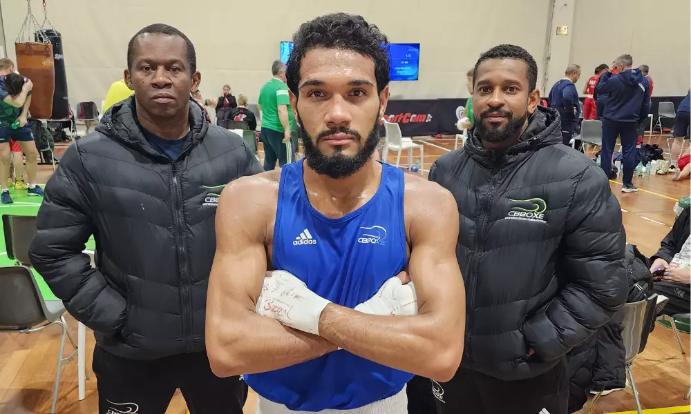 Luiz Oliveira Bolinha posa para foto com a comissão técnica do Brasil após luta do Pré-Olímpico de boxe