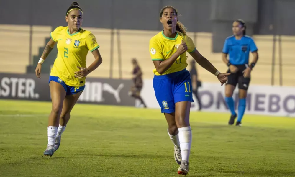 Jogadoras do Brasil comemoram gol nO Sul-Americano Sub-17