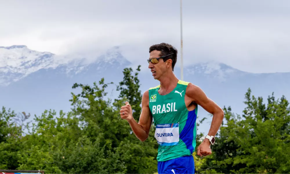 Caio Bonfim marchando em prova com montanha ao fundo