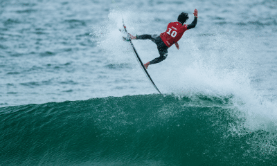 Gabriel Medina fazendo manobra aérea na Etapa de Peniche da ESL