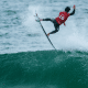 Gabriel Medina fazendo manobra aérea na Etapa de Peniche da ESL
