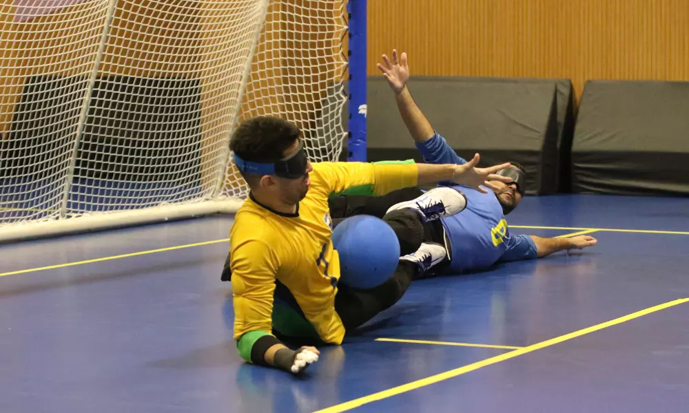 Emerson e Leomon durante fase de treinamento do goalball