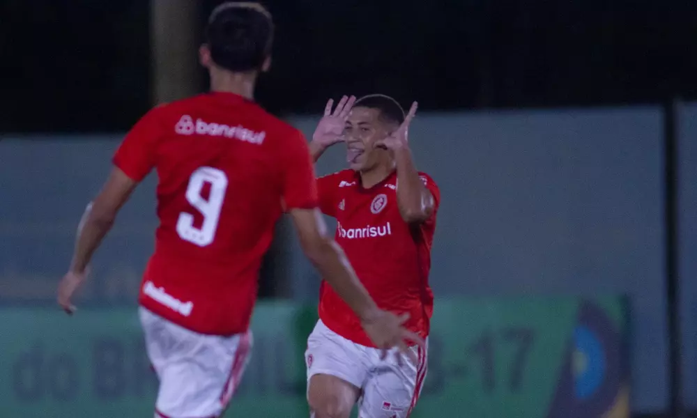 Jogadores do Internacional comemoram gol na Copa do Brasil Sub-17