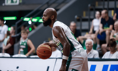 Larry Taylor, do Bauru, conduz a bola em jogo do NBB contra o União Corinthians