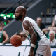 Larry Taylor, do Bauru, conduz a bola em jogo do NBB contra o União Corinthians