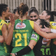 Jogadoras do Maringá comemoram ponto contra o Barueri em jogo da Superliga