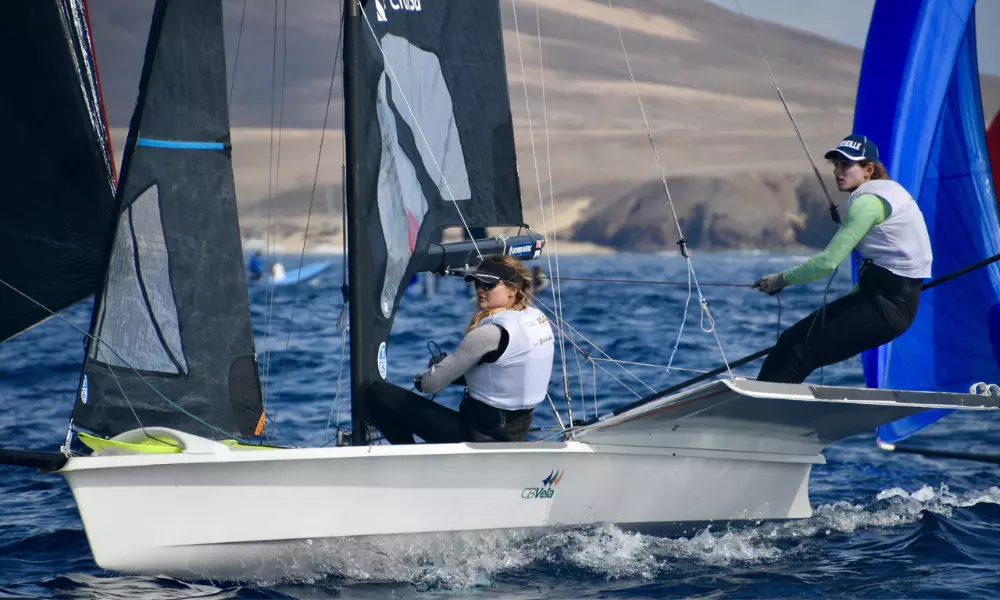Martine e Kahena velejando no Mundial da 49er FX