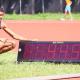Matheus Lima ao lado de placar com o índice olímpico dos 400m rasos. tempo de 44s50 no placar foi corrigido para 44s52