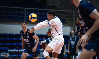 Maique, líbero do Minas, faz passe de Manchete em jogo da Superliga. Mineiros jogam contra o Sesi Bauru nessa rodada