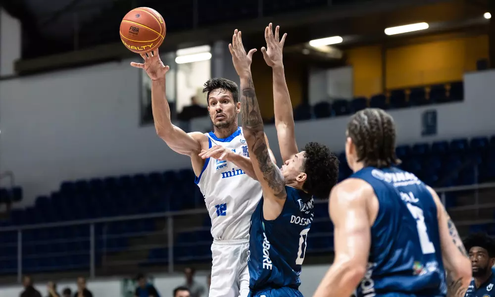 Rafa Mineiro, do Minas, em ação contra o São José no NBB