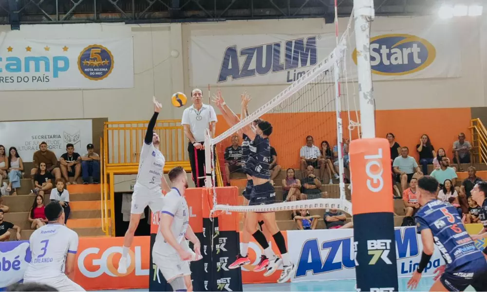 Jogador do Minas ataca contra o bloqueio do Monte Carmelo em jogo da Superliga Masculina