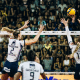 Jogadoras do Minas bloqueiam ataque do praia clube na Superliga Feminina