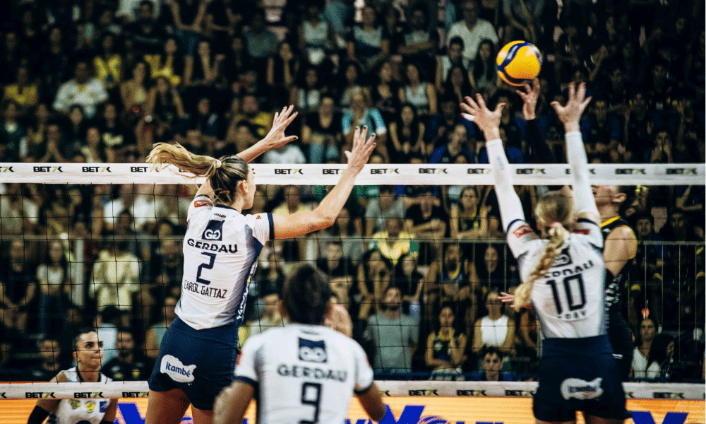 Jogadoras do Minas bloqueiam ataque do praia clube na Superliga Feminina
