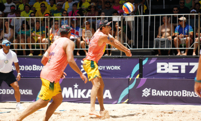 André e George em partida de vôlei de praia no Recife