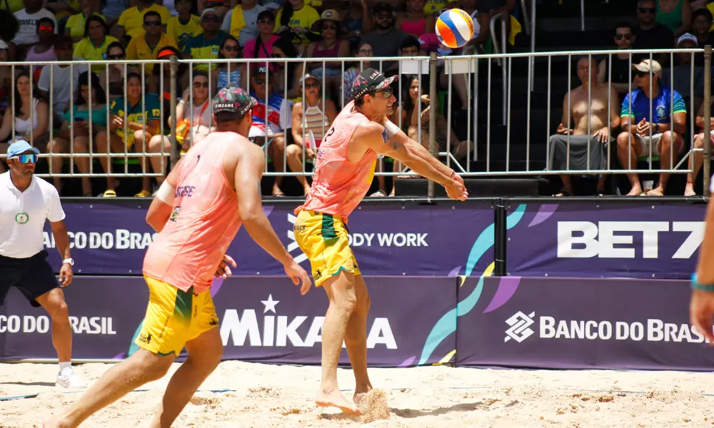 André e George em partida de vôlei de praia no Recife