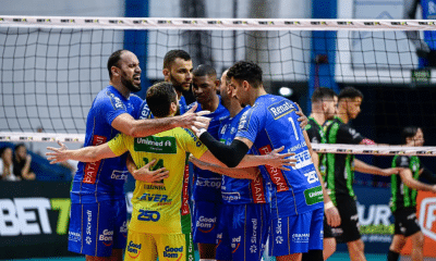 Jogadores do Vôlei Renata comemoram vitória contra o MOC América na Superliga Masculina