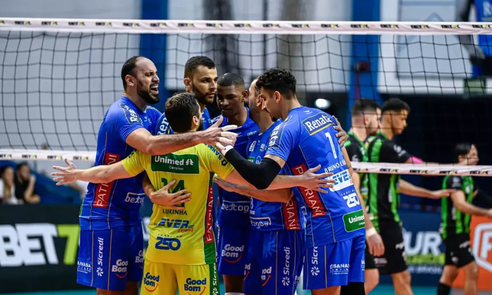 Jogadores do Vôlei Renata comemoram vitória contra o MOC América na Superliga Masculina