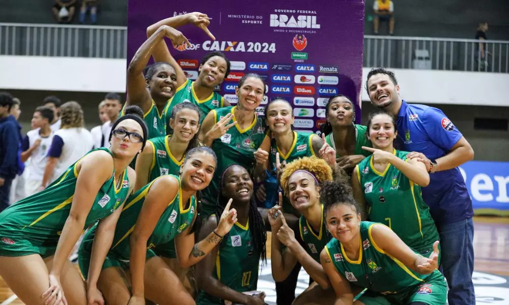 Jogadoras de Santo André comemoram vitória contra Campinas na LBF