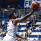 Jogador do Sesi Franca tenta uma bandeja no jogo contra o Hebraica Macabi na BCLA