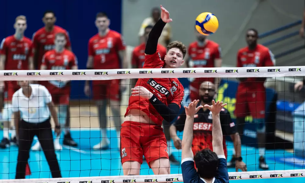 Lukas Bergmann, do Sesi Bauru, ataca contra o bloqueio do Minas em jogo da Superliga Masculina de vôlei