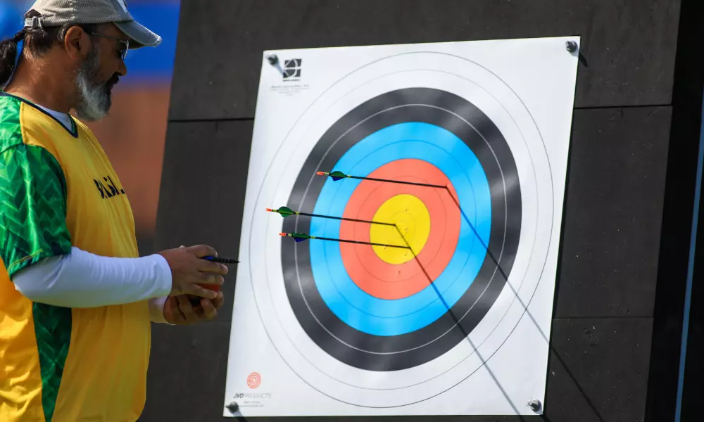 Jane Karla e Reinaldo Vagner na disputa do tiro com arco paralímpico em Dubai