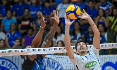 Nico Uriarte faz levantamento no jogo entre Sada Cruzeiro e Suzano na Superliga Masculina