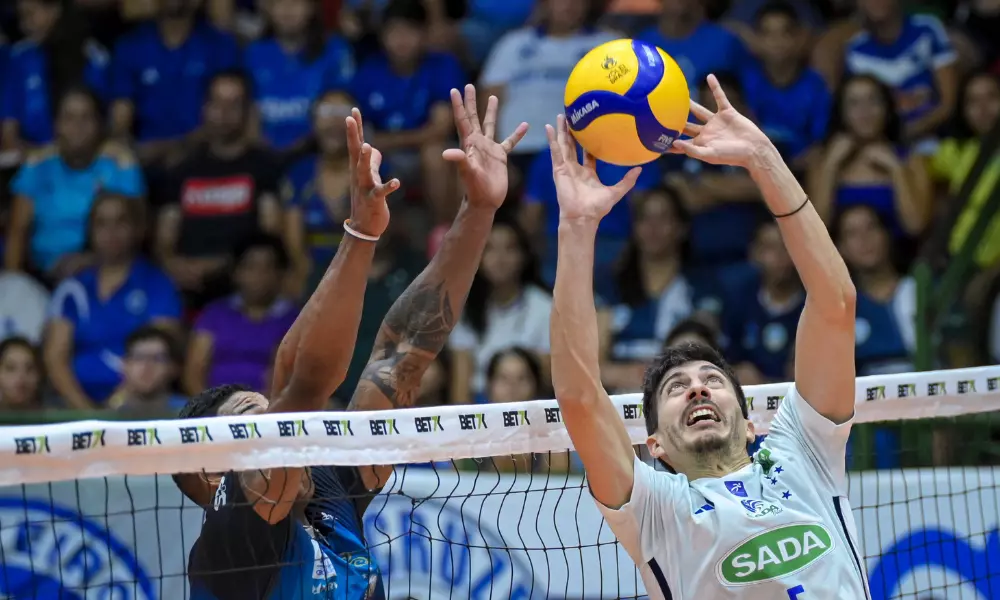 Nico Uriarte faz levantamento no jogo entre Sada Cruzeiro e Suzano na Superliga Masculina
