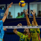Gabriel Vacari, do Sada Cruzeiro, ataca contra o bloqueio triplo do Vôlei Renata em jogo da Superliga Masculina