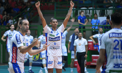 Vôlei Renata comemorando vitória contra Sada cruzeiro na Superliga Masculina de vôlei