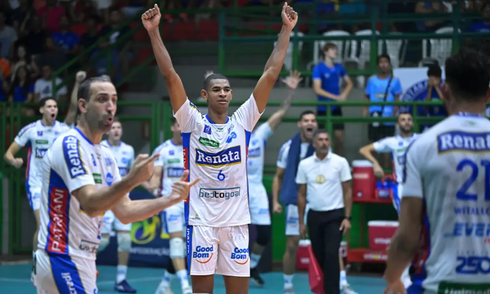 Vôlei Renata comemorando vitória contra Sada cruzeiro na Superliga Masculina de vôlei