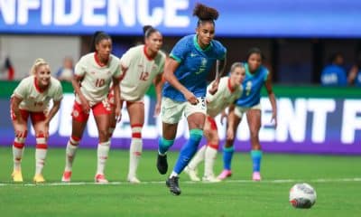 Tarciane cobrando pênalti pelo Brasil